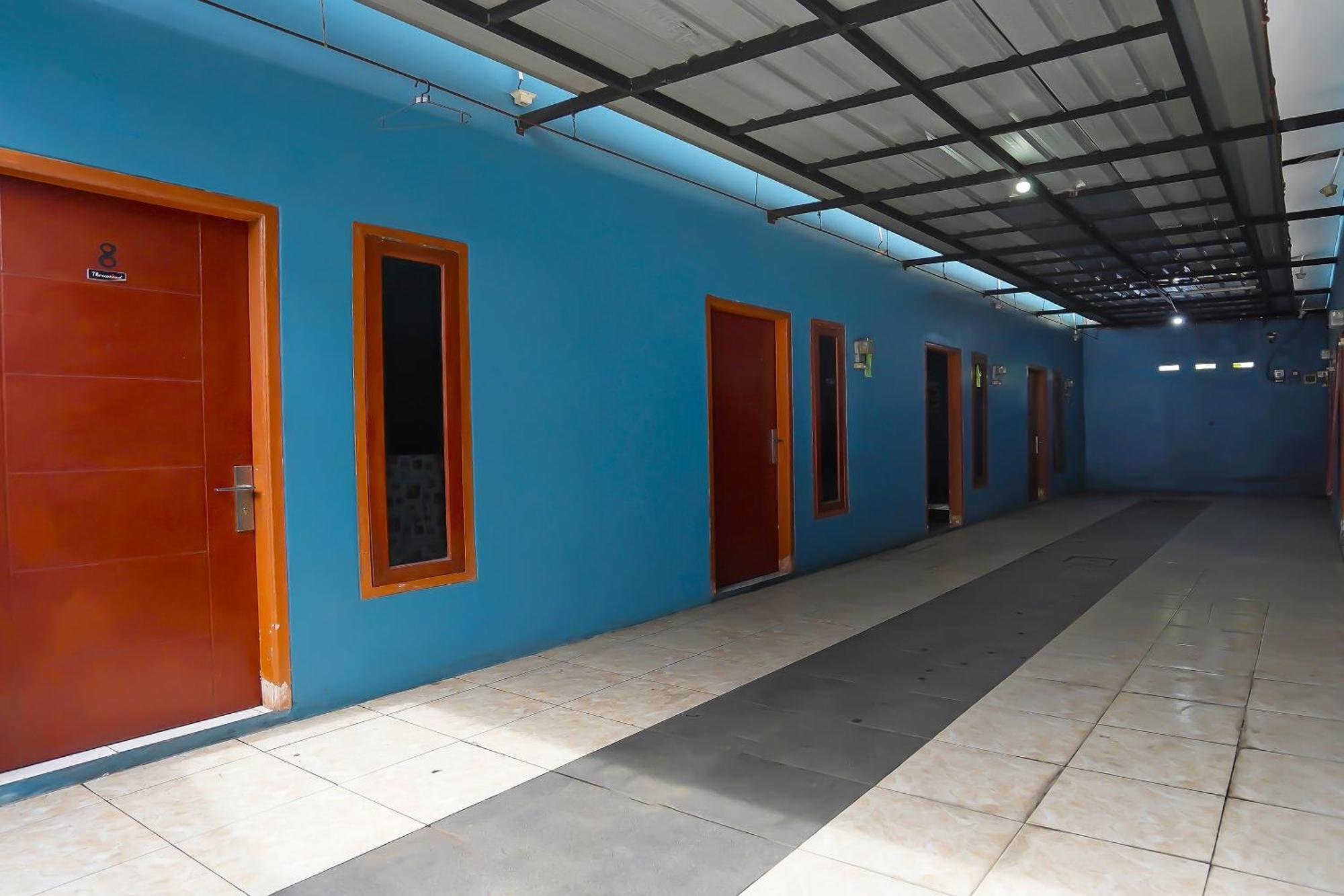 Hotel Oyo 92202 Kost Auto Syariah Anggaswangi 2*