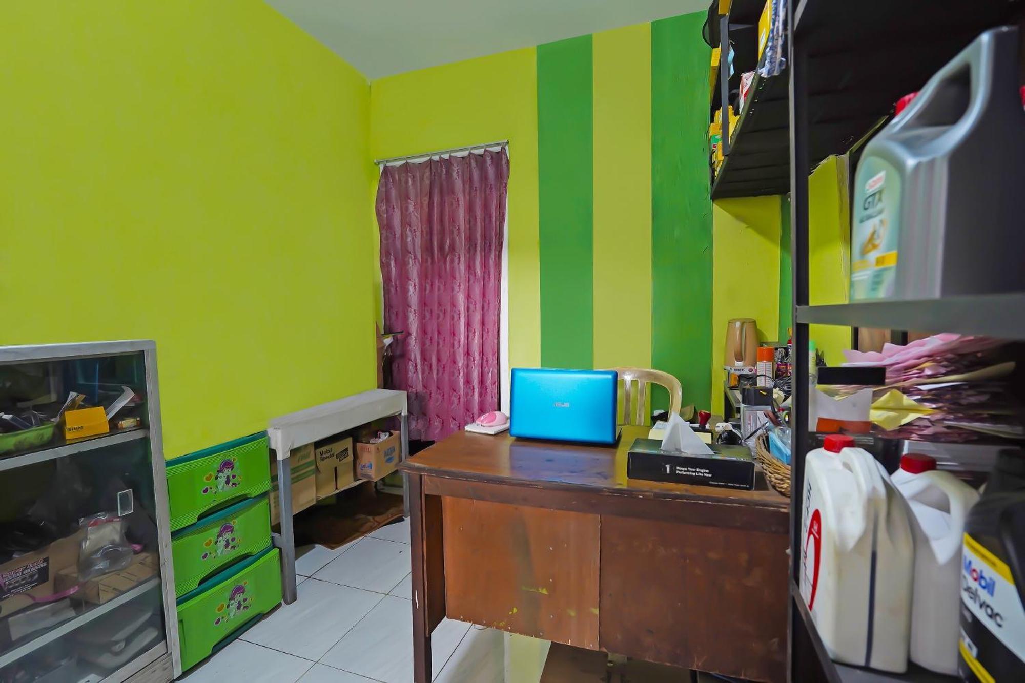 Hotel Oyo 92202 Kost Auto Syariah Anggaswangi